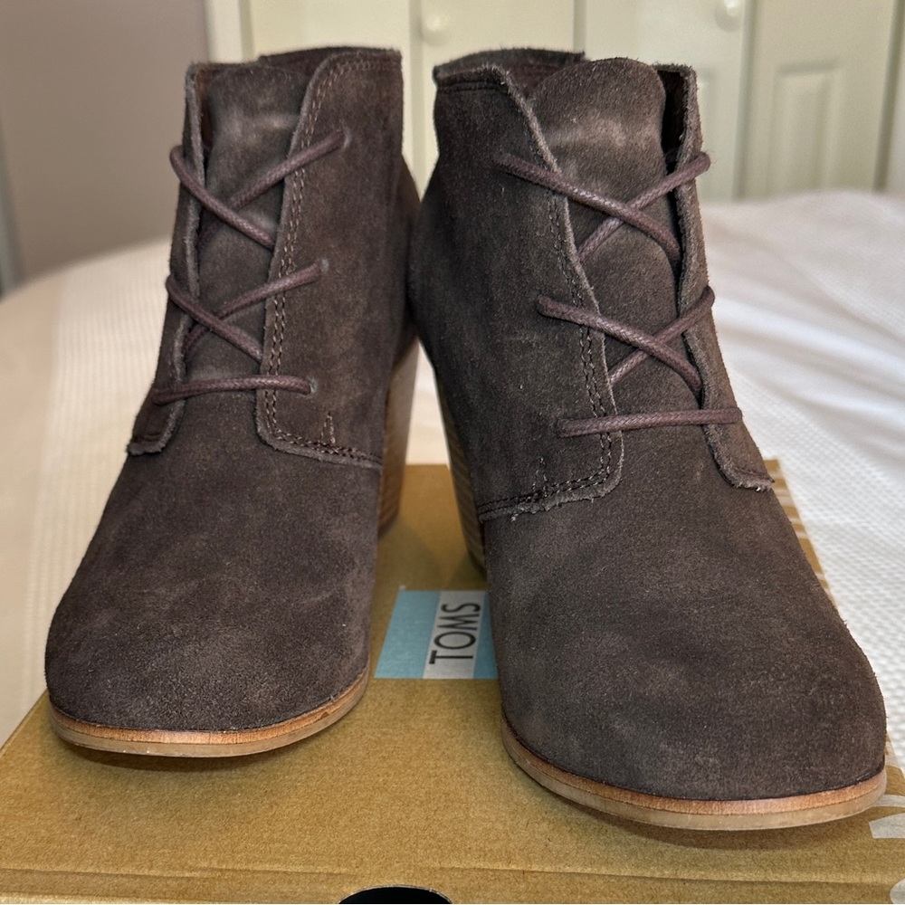 Toms Lunata Lace-Up Bootie in Chocolate Brown Suede (size 6.5)